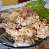 Sałatka makaronowa z kurczakiem i bekonem