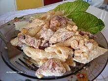 Fot. Mloda, Sałatka makaronowa z kurczakiem i bekonem