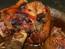 Fot. ciapeczka, Miodowe kolano wieprzowe w kapuście