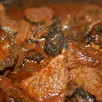 Gulasz wołowy z ogóreczkiem i grzybami kasiuli