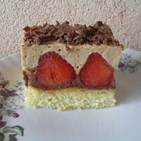 Ciacho z truskawkami w czekoladzie i pianką toffi