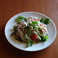 Brokułowo - pomidorowa sałatka z sosem czosnkowym