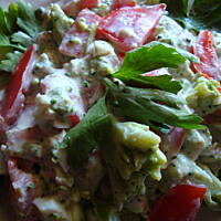 Brokułowo - pomidorowa sałatka z sosem czosnkowym