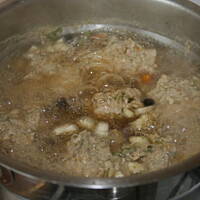 Klopsy z makaronem w grzybowym sosie kasiuli