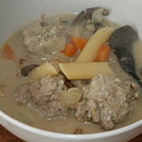 Klopsy z makaronem w grzybowym sosie kasiuli