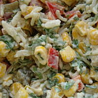 Sałatka ryżowa z kurczakiem kukurydzą i papryką