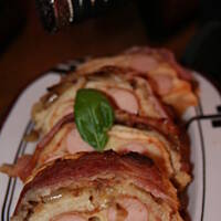 Rolada z parówek tostów i sera w boczku kasiuli