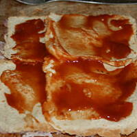 Rolada z parówek tostów i sera w boczku kasiuli