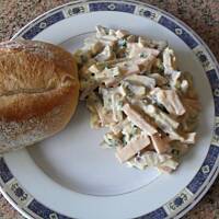 Sałatka pieczarkowa z jajkami i szynką