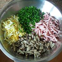 Sałatka pieczarkowa z jajkami i szynką