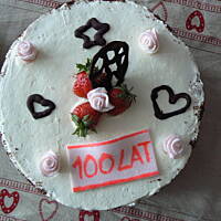 Tort z bitą śmietaną i truskawkami