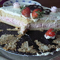 Tort z bitą śmietaną i truskawkami