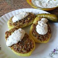 Nadziewane ziemniaki z sosem jogurtowym