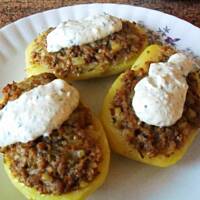 Nadziewane ziemniaki z sosem jogurtowym