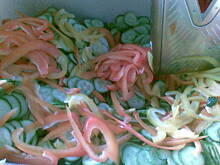 Fot. kaha87ha, Sałatka z ogórków z papryką do słoików