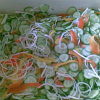 Sałatka z ogórków z papryką do słoików