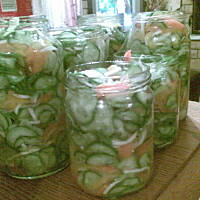 Sałatka z ogórków z papryką do słoików