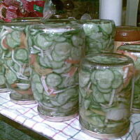 Sałatka z ogórków z papryką do słoików