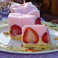 Biszkopt z owocami i pianką