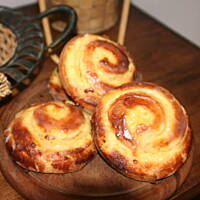 Drożdżówki z kremem i rodzynkami