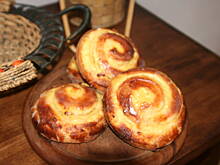 Fot. ivonqa74, Drożdżówki z kremem i rodzynkami