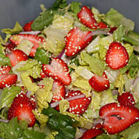 Sałatka Rzymianka z Truskawkami