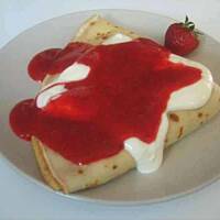 Naleśniki z sosem truskawkowym