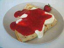 Fot. gluestick, Naleśniki z sosem truskawkowym