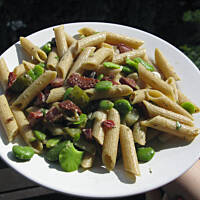 makaron z bobem i suszonymi pomidorkami