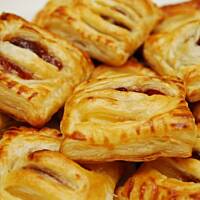 Ciastka francuskie z budyniem i konfiturami