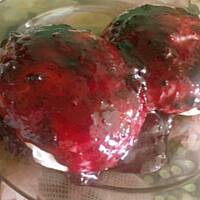 Buchty drożdżowe z sosem jagodowym