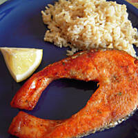 Dietetyczny obiad łosoś z brązowym ryżem i surówką