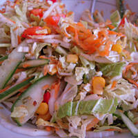 Dietetyczny obiad łosoś z brązowym ryżem i surówką