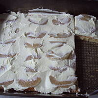 Biszkopt z gruszkami i kremem