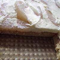 Biszkopt z gruszkami i kremem