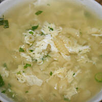 Zupa chińska z makaronem i lanym jajkiem