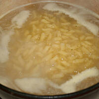 Zupa chińska z makaronem i lanym jajkiem