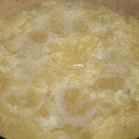 Zupa chińska z makaronem i lanym jajkiem