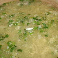 Zupa chińska z makaronem i lanym jajkiem