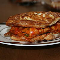 Jajeczne tosty z farszem mięsno paprykowym kasiuli