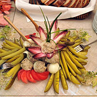 Chleb ze smalcem i ogórek małosolny - dekoracja