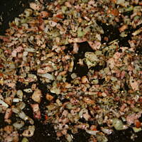 Chleb pikantny z smażonym boczkiem cebulą kasiuli