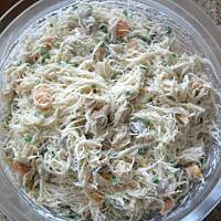 Sałatka z makaronu ryżowego z kurczakiem