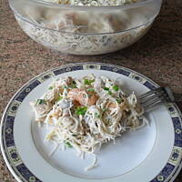 Sałatka z makaronu ryżowego z kurczakiem