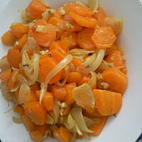 Marchewka duszona z cebulka i czosnkiem