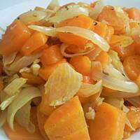 Marchewka duszona z cebulka i czosnkiem