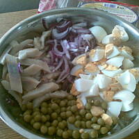 sałatka ze śledzików z czerwoną cebulą