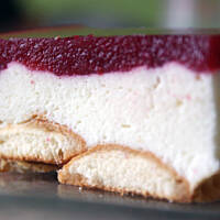 Sernik na zimno z sezonowymi owocami