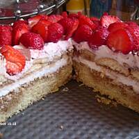 Tort  tiramisu z bananami i truskawkami