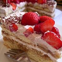 Tort  tiramisu z bananami i truskawkami